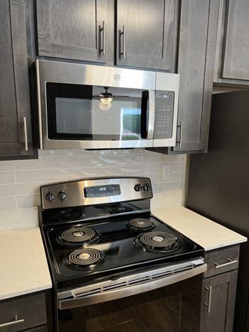 Stainless Steel Appliances at The Vineyard of Olive Branch Apartment Homes, Olive Branch, MS